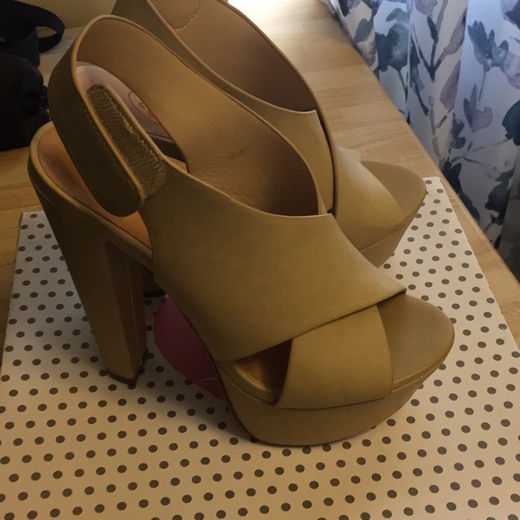 Heels - Picture 3 of 3